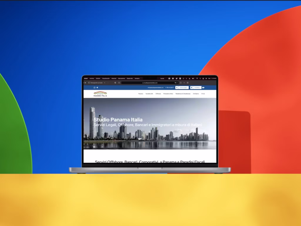 Computer in der Mitte mit Webbild von Panama Italien Studio